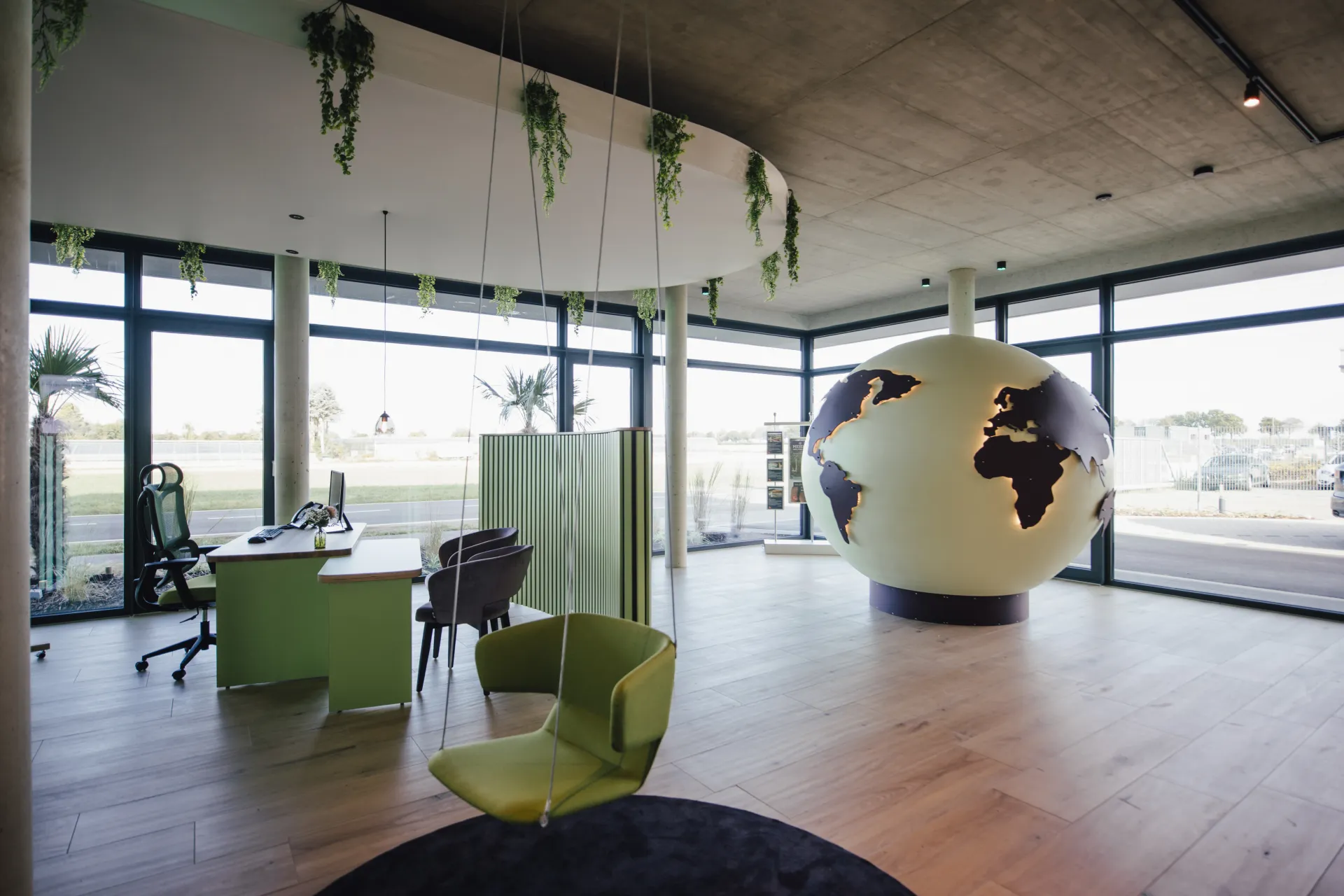 Reisebüro-Innenraum mit Akustikdecke aus Gewebe — Annotec-Projekt