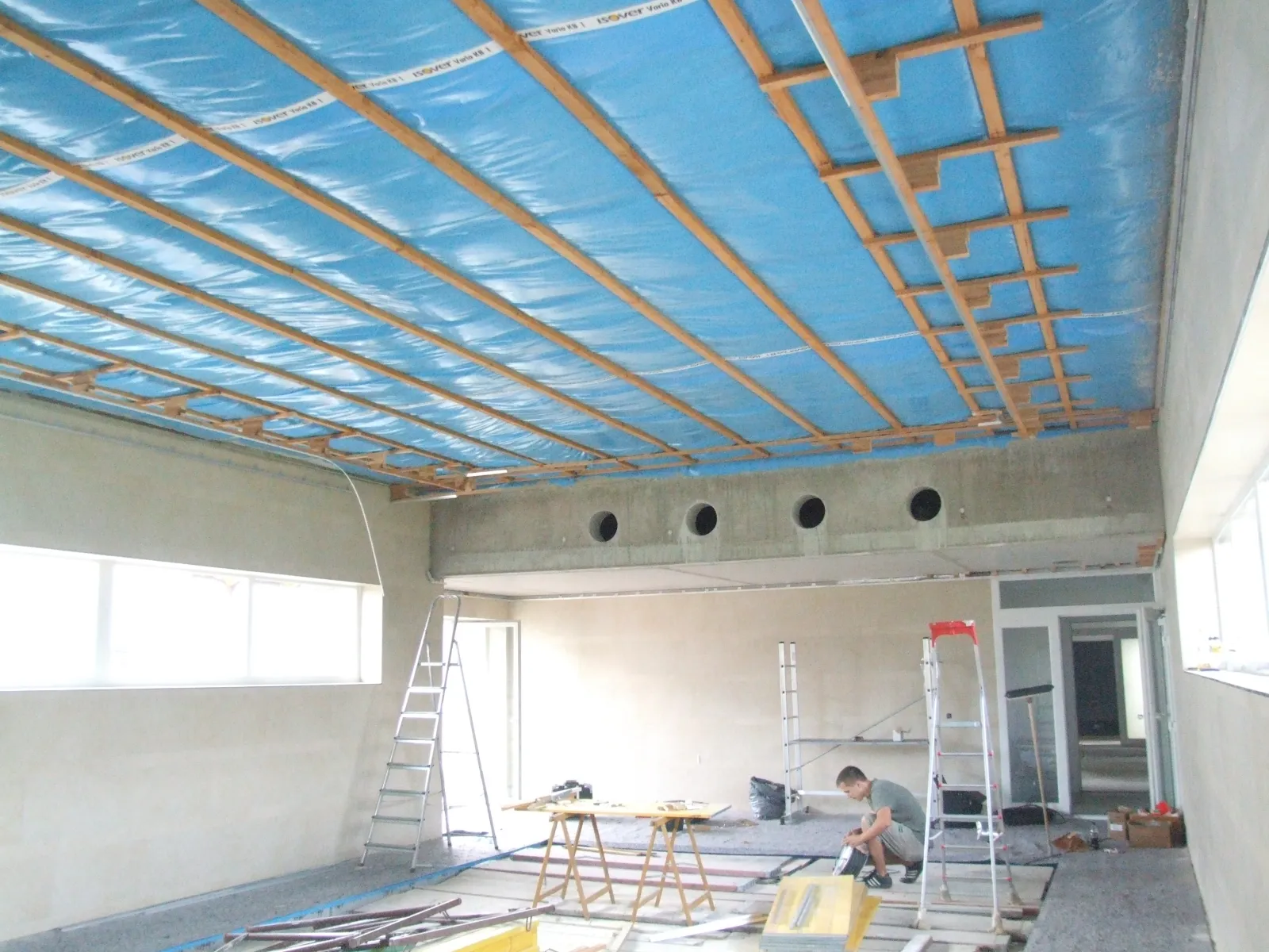 Schwimmbad im Rohbau mit Unterkonstruktion der Lüftungsdecke und Lüftungsauslässen — Annotec-Projekt